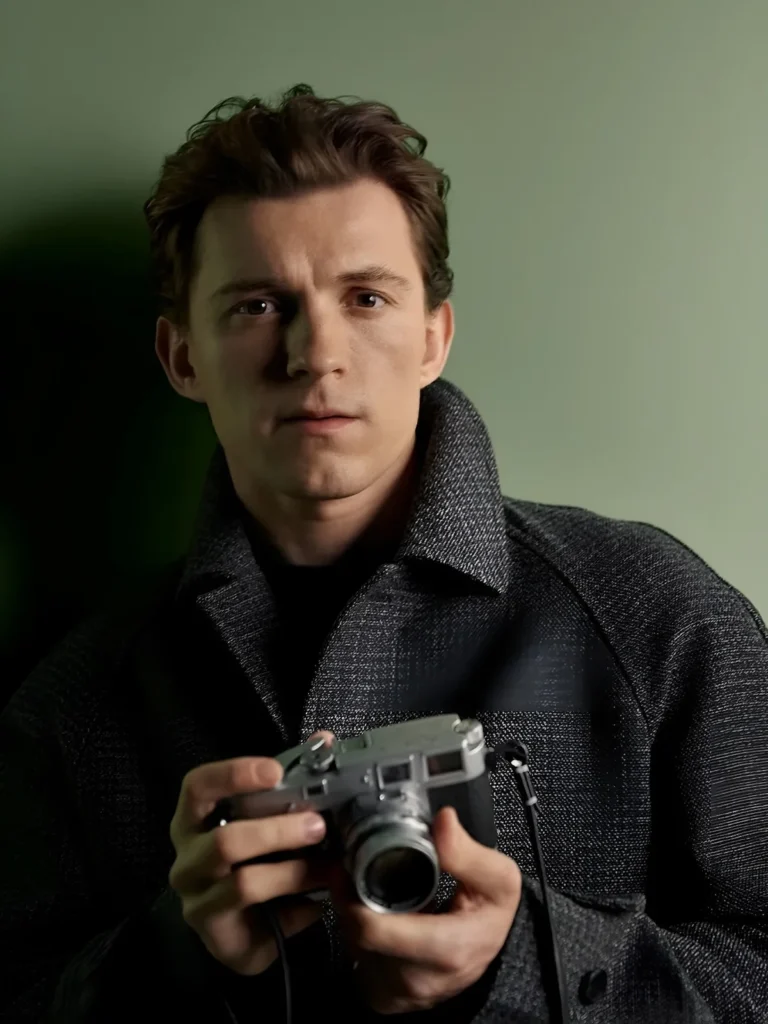 Le nouveau parfum masculin Prada Paradigme est incarné par l'acteur Tom Holland