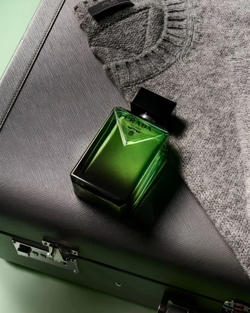 Le nouveau parfum masculin Prada Paradigme est incarné par l'acteur Tom Holland